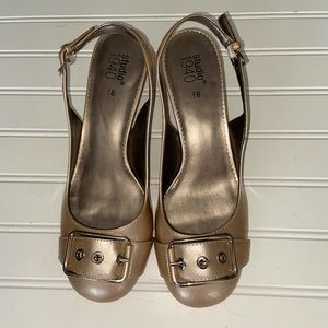 Studio 1940 Ladies Sz 8.5 Rose Gold Slip On Shoes 2" Heel Excellent Condition